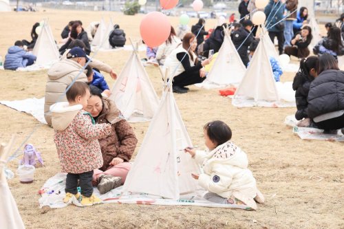 绘帐篷促亲子情 育新苗润社区魂——来龙村帐篷共绘活动书写社区育人新篇