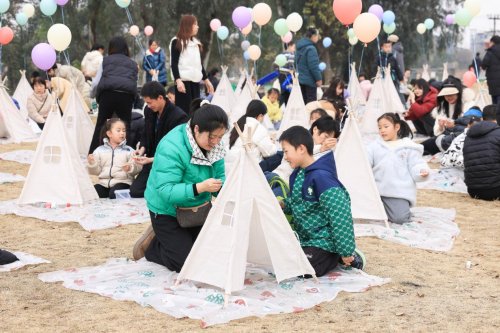 绘帐篷促亲子情 育新苗润社区魂——来龙村帐篷共绘活动书写社区育人新篇