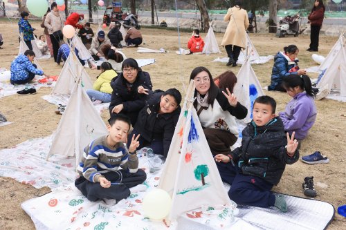绘帐篷促亲子情 育新苗润社区魂——来龙村帐篷共绘活动书写社区育人新篇