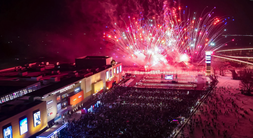 当奥特莱斯变身跨年地标：人们为何愿为一场仪式奔赴？