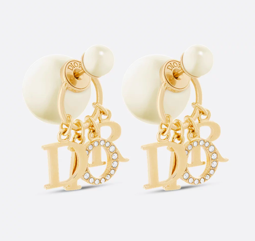 恰到好处的试探：DIOR这两件小配饰，如何为新恋情找到最舒适的分寸感？