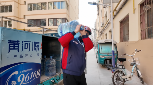 兰州黄河源总经理化身“首席送水官”，为老友送上岁末温暖