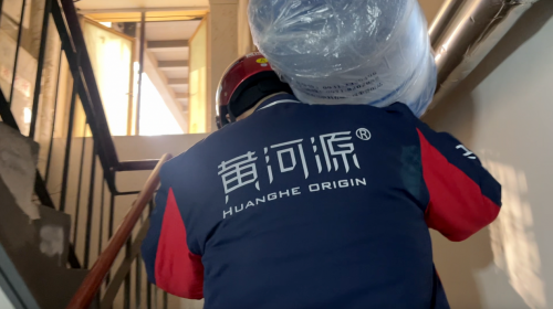 兰州黄河源总经理化身“首席送水官”，为老友送上岁末温暖