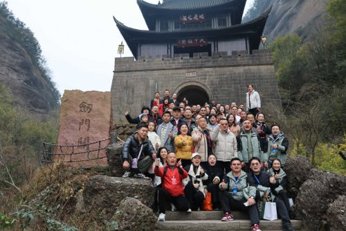 民宿赋能乡村振兴新实践
——四川首届行业高峰论坛暨双旗美村示范项目开业纪实