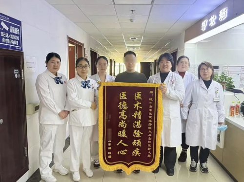 德州市中医院脑病三科锦旗故事：两条战线，同一场与时间的赛跑