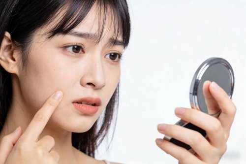 告别“面具脸”！解决上妆卡粉、脱屑，关键在于重建皮肤“骨架”与“水库”