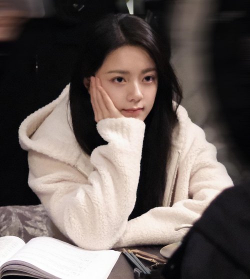 赵今麦素颜状态美上热搜！“神仙皮肤”秘诀让艳存这个王炸组合来加持