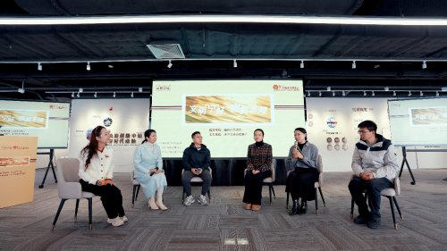 南京“文明‘宁’好 微笑金陵”笑脸墙揭幕——  一面墙，为何吸引众多人来打卡？