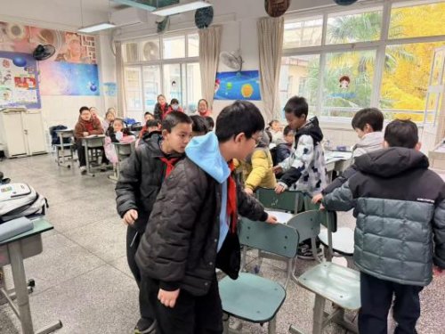 椅子争夺战,妙笔绘欢乐第1张