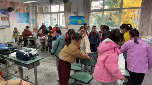 椅子争夺战,妙笔绘欢乐