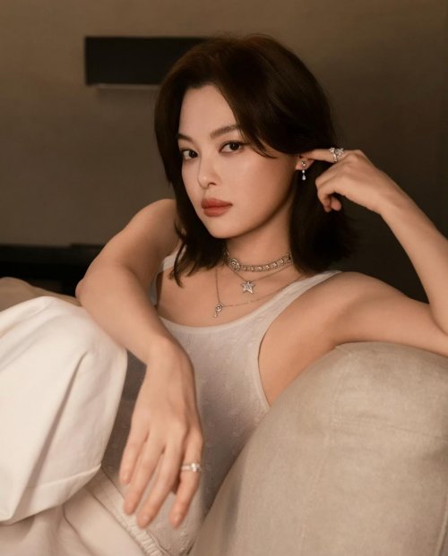 辛芷蕾状态上美炸天！同款紧致提升秘诀可以用艳存“玻胶双补”！