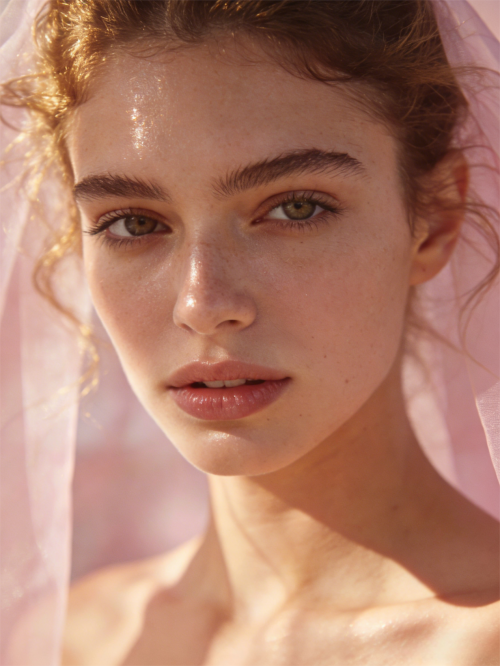 主动修护型补水：为何艳存晓年轻胶原水光套组是皮肤长期战略投资