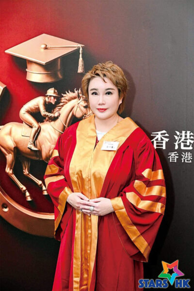 女马神朱一朱 获颁 荣誉博士 以热爱弘扬赛马历史文化