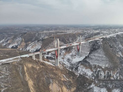  中交一航局G244线庆阳过境段公路项目张铁沟特大桥斜拉索挂索任务全部完成