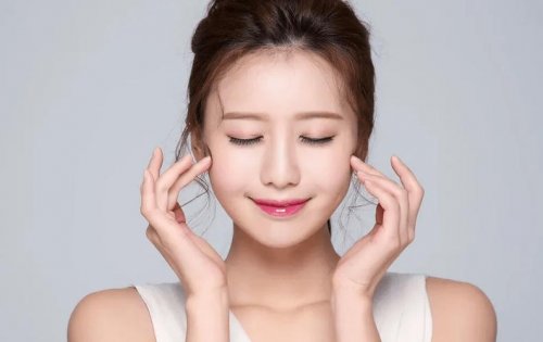 “少女感”不是滤镜！揭秘让肌肤逆龄发光的“胶原水光”密码