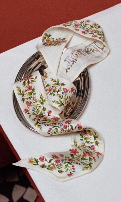 DIOR情人节浪漫专属礼品包装：爱心与玫瑰元素的奢华邂逅