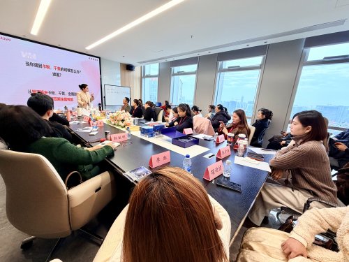 花印18年品牌背书 浙江嵊州首家发光美肤馆落地 轻投资模型改写美业盈利规则