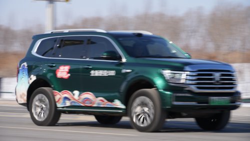 坦克500现身哈尔滨春晚分会场 官方指定用车身份藏不住了第1张-中国汽车动态网 坦克500现身哈尔滨春晚分会场 官方指定用车身份藏不住了第1张