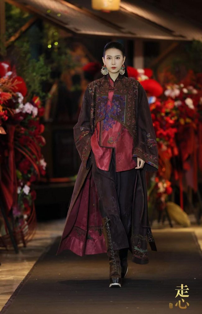 走心2026早春高定大秀「莨启」在杭州来福士优雅启幕