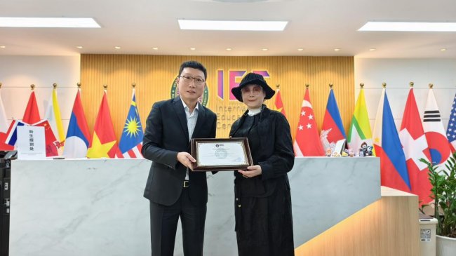 吴昊教授、张莉教授受邀赴泰国宣素那他皇家大学讲学并受聘为博士生导师(图2) 吴昊教授、张莉教授受邀赴泰国宣素那他皇家大学讲学并受聘为博士生导师(图2)