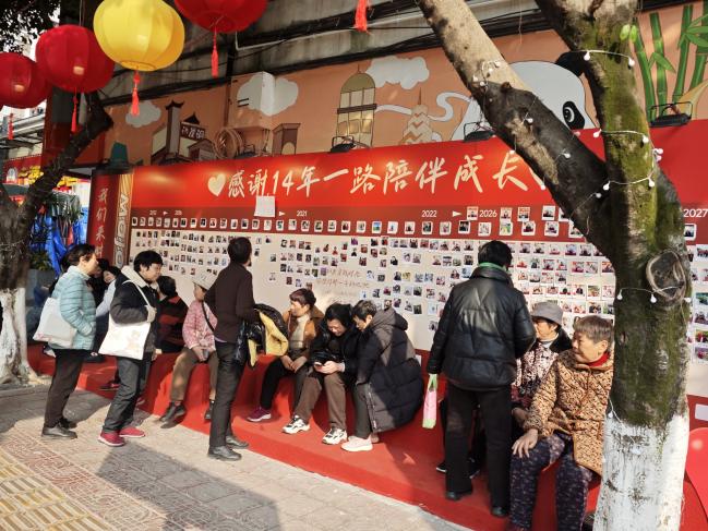 请陈家桥邻居吃整鸡：麻爪爪14年老店温情回馈老街坊