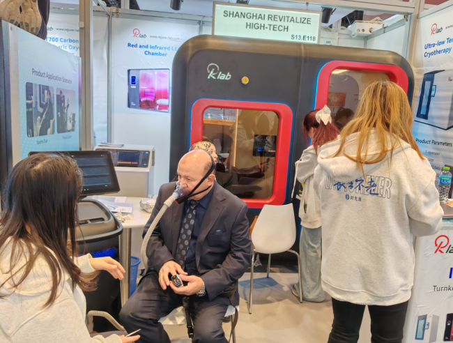 迪拜世界健康博览会现场直击!瑞健未来Rlab携多款长寿设备亮相,中国智造闪耀海外 迪拜世界健康博览会现场直击!瑞健未来Rlab携多款长寿设备亮相,中国智造闪耀海外