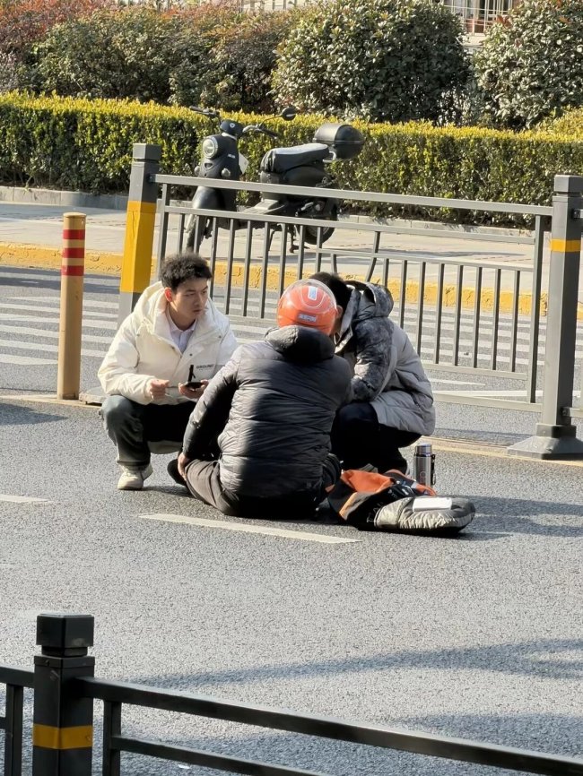 太平洋房屋热血践公益，街头显担当