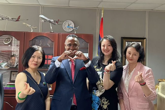 2026中非人文友好年启新篇-中华文化五洲行艺术团助力毛里求斯华侨华人春晚绽放中非友谊之花