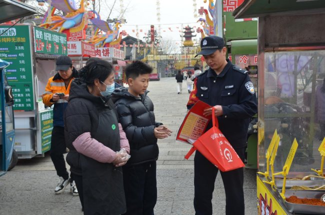 郯城站派出所开展“铁路知识进村入集”宣传
