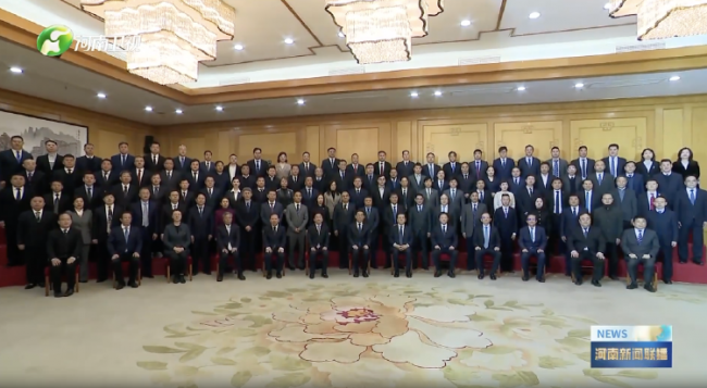 辣条吃出金条不稀奇!看卫龙董事长如何“炼”成省级模范 辣条吃出金条不稀奇!看卫龙董事长如何“炼”成省级模范