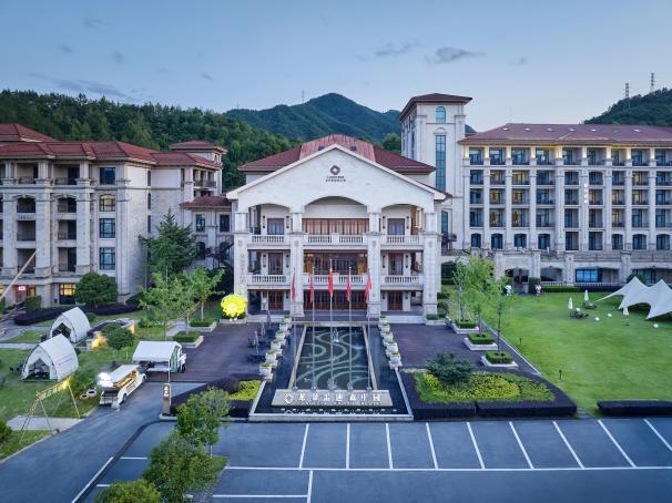 横店官方酒店集群:从“一张床”到“一种生活方式”的影旅升维 横店官方酒店集群:从“一张床”到“一种生活方式”的影旅升维