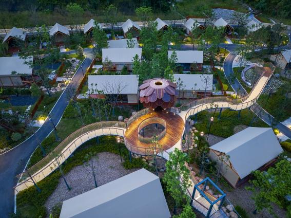 横店官方酒店集群:从“一张床”到“一种生活方式”的影旅升维 横店官方酒店集群:从“一张床”到“一种生活方式”的影旅升维