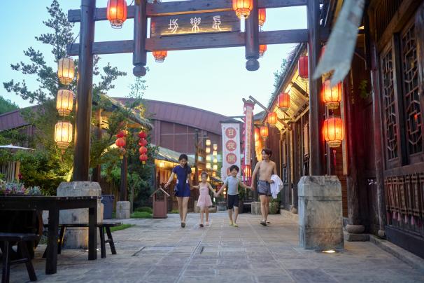 横店官方酒店集群:从“一张床”到“一种生活方式”的影旅升维 横店官方酒店集群:从“一张床”到“一种生活方式”的影旅升维