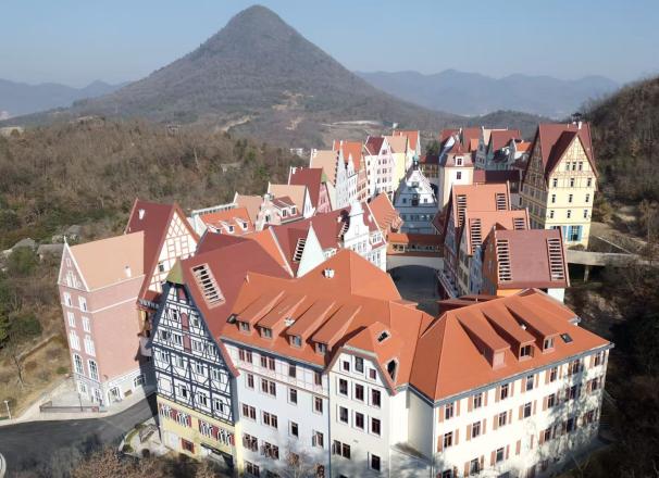 横店官方酒店集群:从“一张床”到“一种生活方式”的影旅升维 横店官方酒店集群:从“一张床”到“一种生活方式”的影旅升维