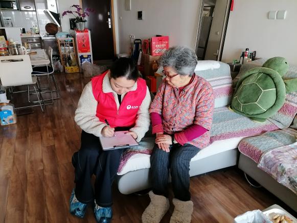 爱心敲敲门，社志融合筑起独居老人“平安防线”