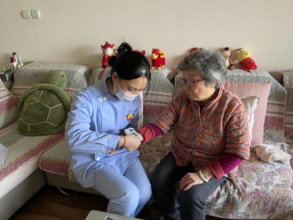 爱心敲敲门，社志融合筑起独居老人“平安防线”