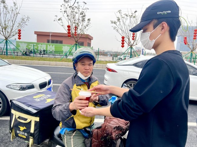 茶百道新春送暖发起“致敬城市守夜人计划” 茶百道新春送暖发起“致敬城市守夜人计划”
