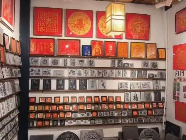 枣庄学院逐光青鸟志愿服务队走进拓印非遗，