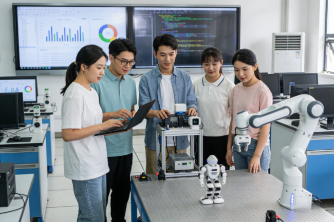 春晚机器人引爆 AI 热潮 株洲科技职业学院人工智能专业“零”学费入学育实操人才 春晚机器人引爆 AI 热潮 株洲科技职业学院人工智能专业“零”学费入学育实操人才