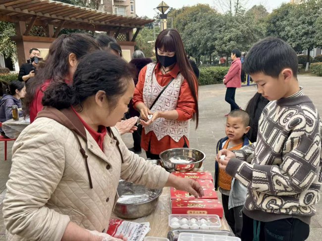 大草坪社区“元夕喜乐”包汤圆活动