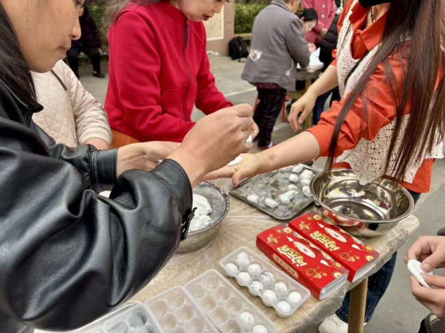 大草坪社区“元夕喜乐”包汤圆活动