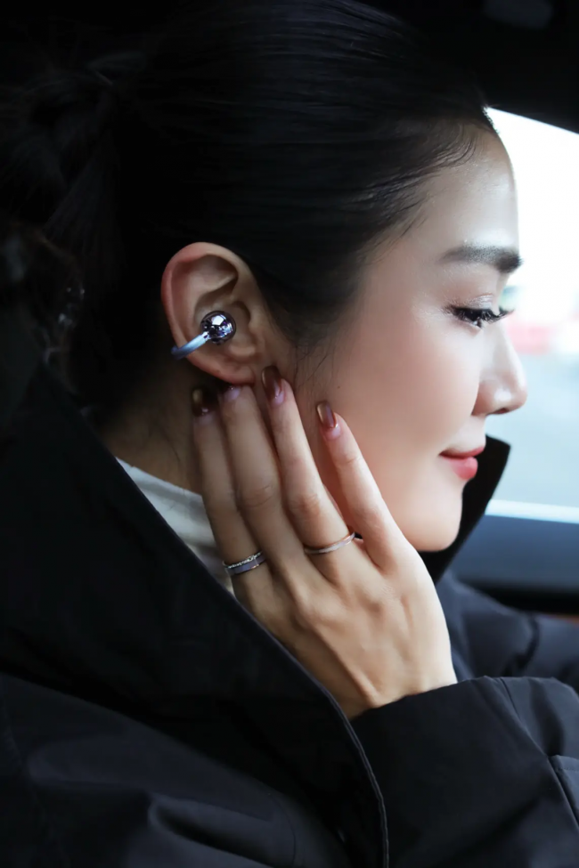 塞那AI耳夹耳机：撕碎设备孤岛，个人AI生态互通自由