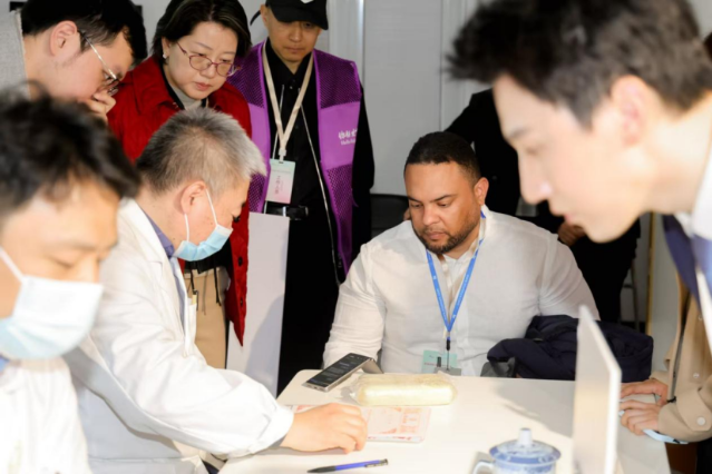 药香润外交 科技传国粹，讯飞翻译机护航驻华外交官探秘百年同仁堂