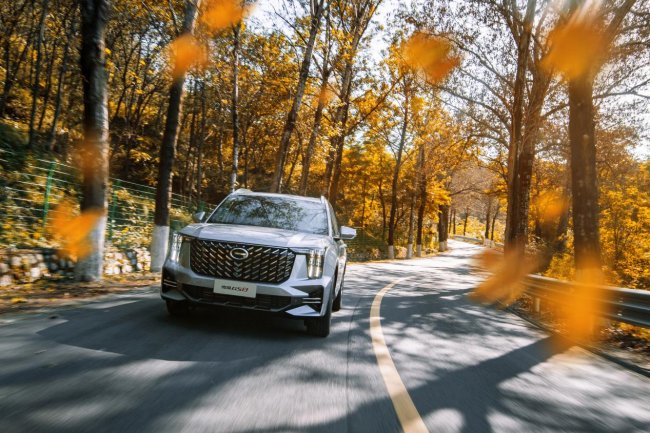 足球巨星苏亚雷斯点赞传祺GS8，中国车被世界看见！