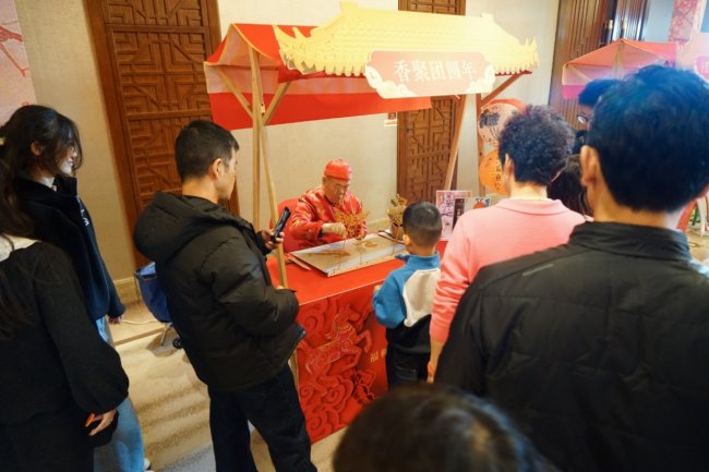 包头香格里拉除夕民俗集市：非遗糖画甜蜜迎春，李部师傅勺尖绘福