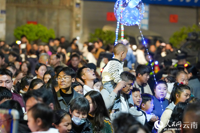 云南陆良：正月十六 “走百病”闹元宵