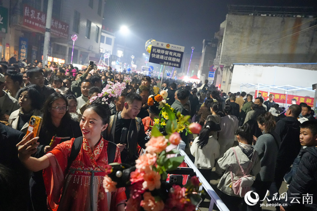 云南陆良：正月十六 “走百病”闹元宵