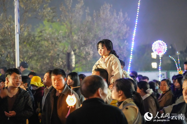 云南陆良：正月十六 “走百病”闹元宵