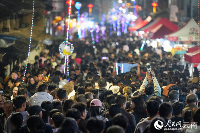 云南陆良：正月十六 “走百病”闹元宵