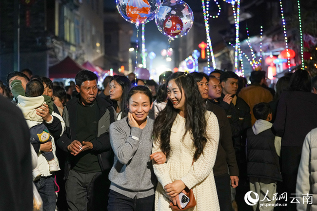 云南陆良：正月十六 “走百病”闹元宵